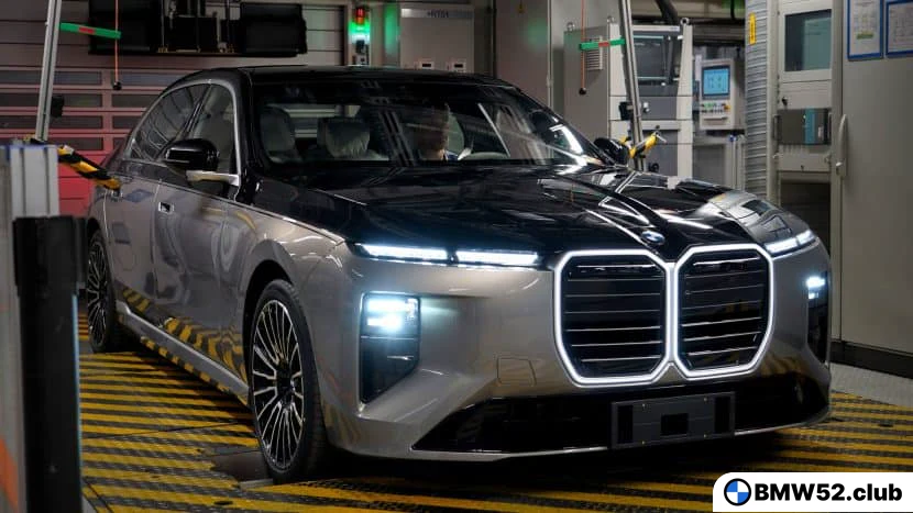 BMW 7 серии G70 вышла в производство обновленный седан с самыми масштабными изменениями