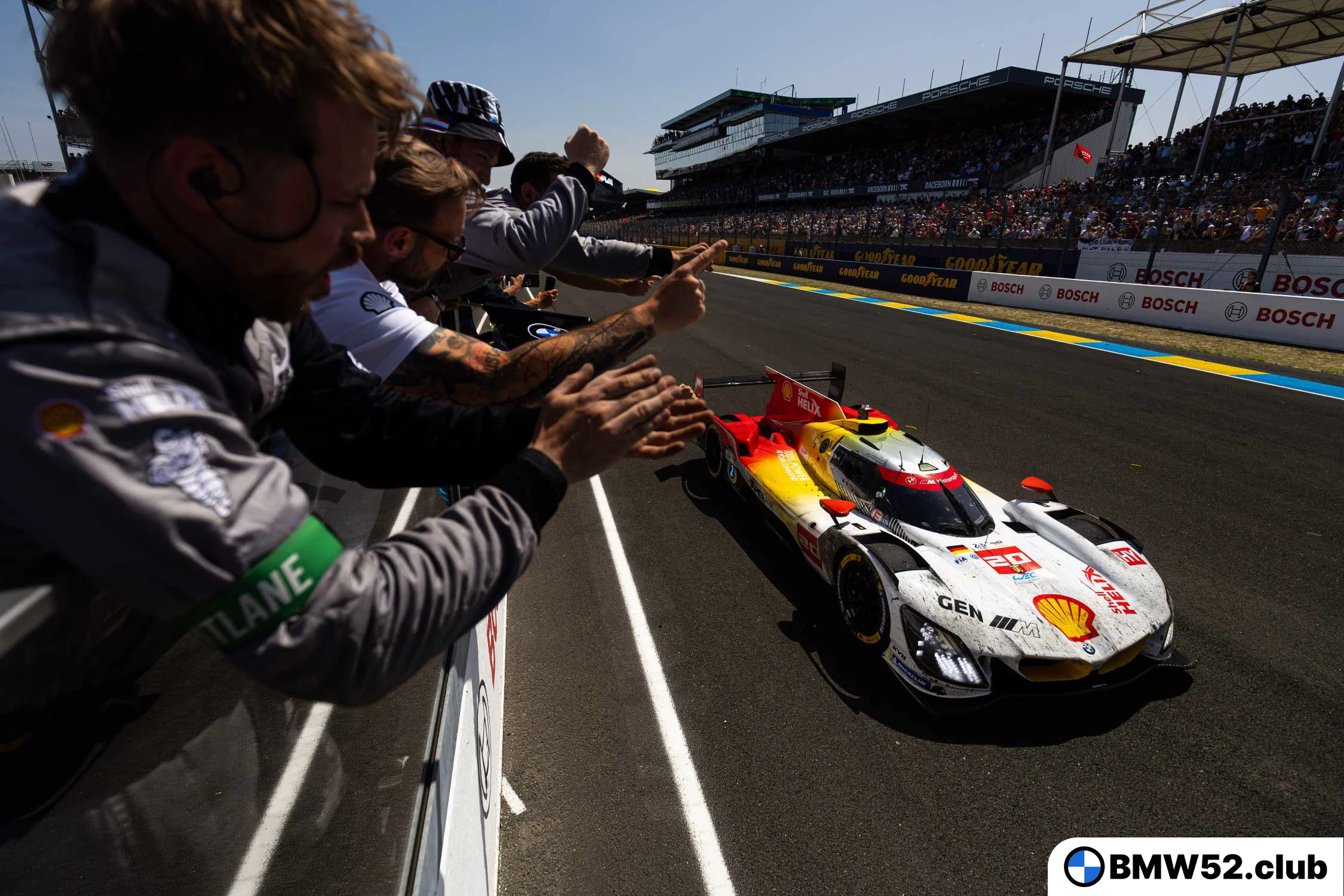 BMW M Team WRT празднует исторический подиум на легендарной гонке 24 часа Ле Мана