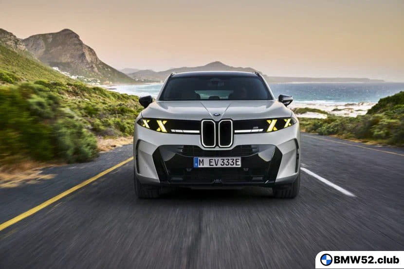 BMW X5 M60e 2027 года с четверным выхлопом и желтыми фарами M