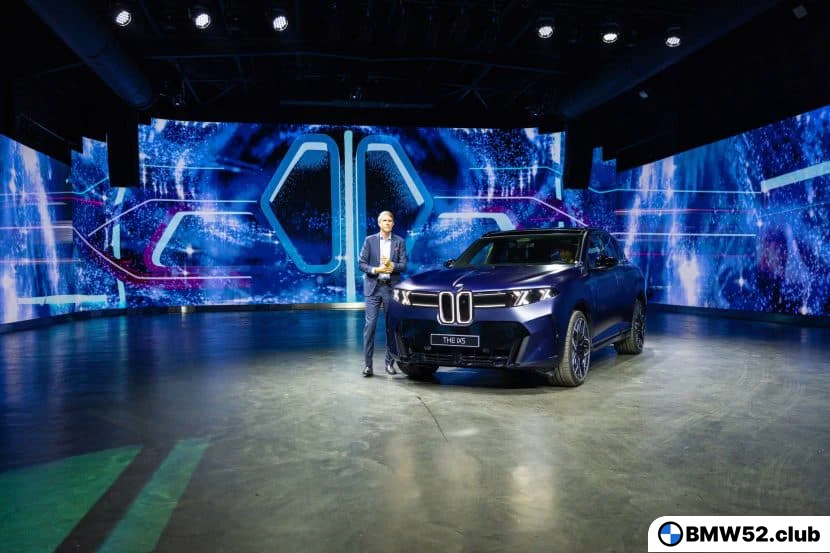 BMW iX5 в Frozen Tanzanite Blue на мероприятии в Бухаресте