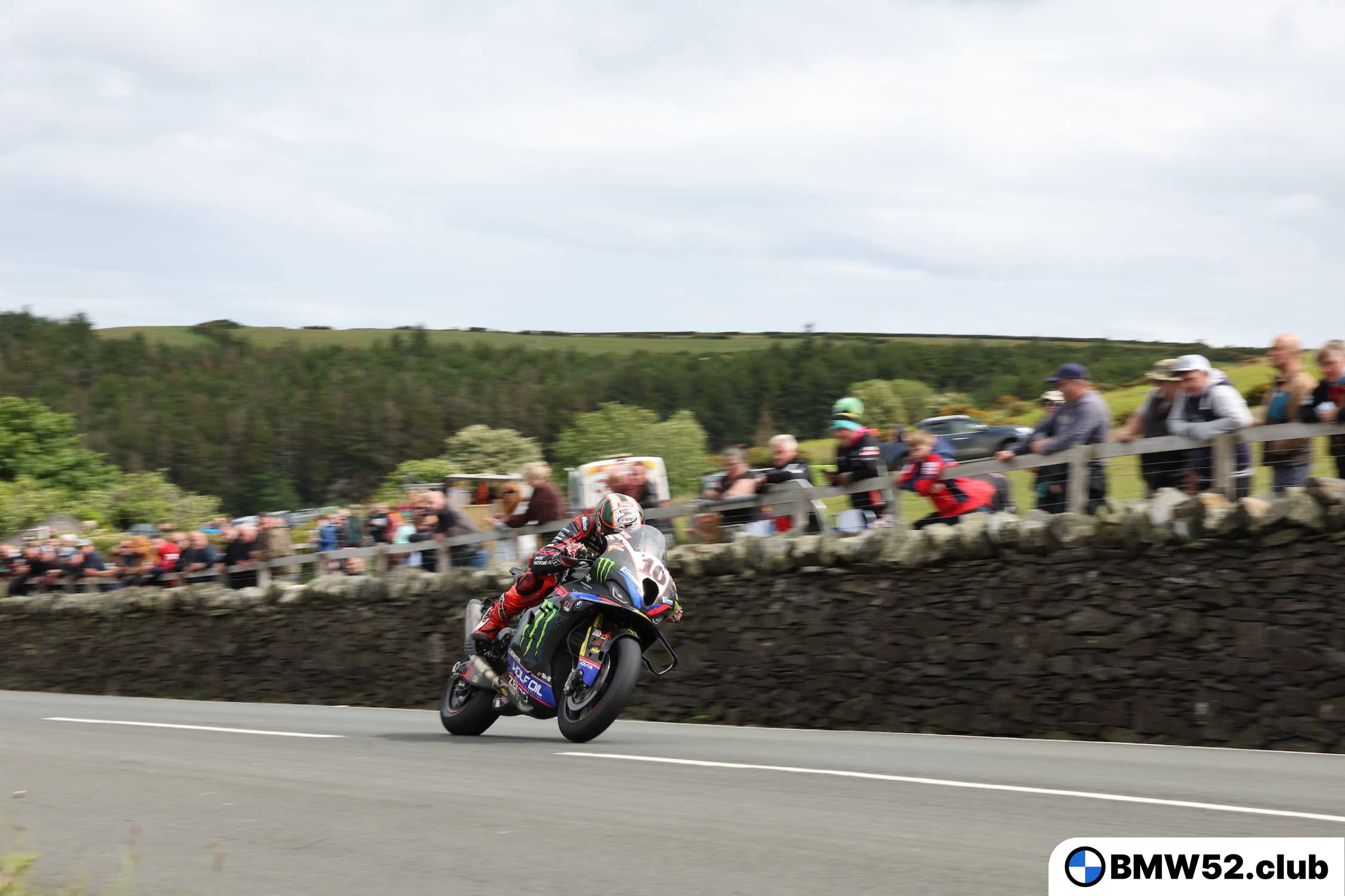 Питер Хикман вернулся на пьедестал с BMW M 1000 RR на Isle of Man TT